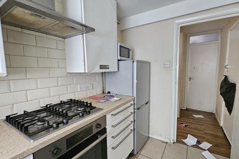 2 bedroom flat to rent, Dormers Wells Lane, Southall, UB1