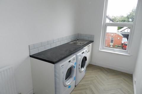 1 bedroom in a flat share to rent, Broomfield Crescent, Leeds