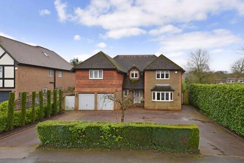 6 bedroom detached house to rent, Avenue Road, Cranleigh