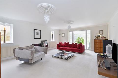 6 bedroom detached house to rent, Avenue Road, Cranleigh