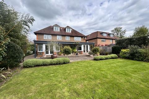 6 bedroom detached house to rent, Avenue Road, Cranleigh