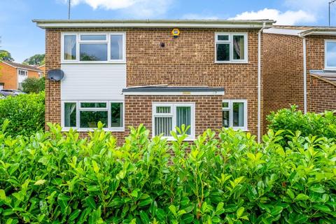 4 bedroom detached house for sale, Coppice Close, Banbury.  Close to amenities.