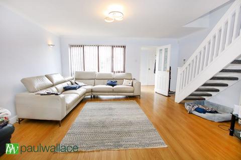 2 Broom Close, Cheshunt, Waltham Cross, EN7 6DD