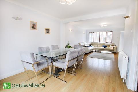 2 Broom Close, Cheshunt, Waltham Cross, EN7 6DD
