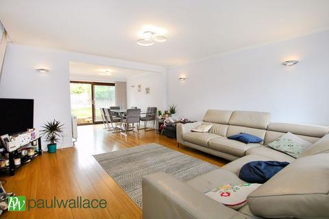 2 Broom Close, Cheshunt, Waltham Cross, EN7 6DD
