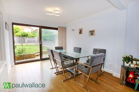 2 Broom Close, Cheshunt, Waltham Cross, EN7 6DD