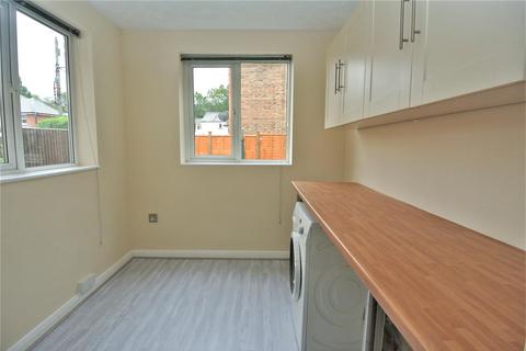 3 bedroom house to rent, The Triangle, Woking GU21