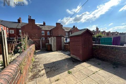 3 bedroom terraced house to rent, Ambler Street, Wakefield, WF10 4EB