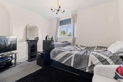 84 Alcester Road, Studley, B80 7NP