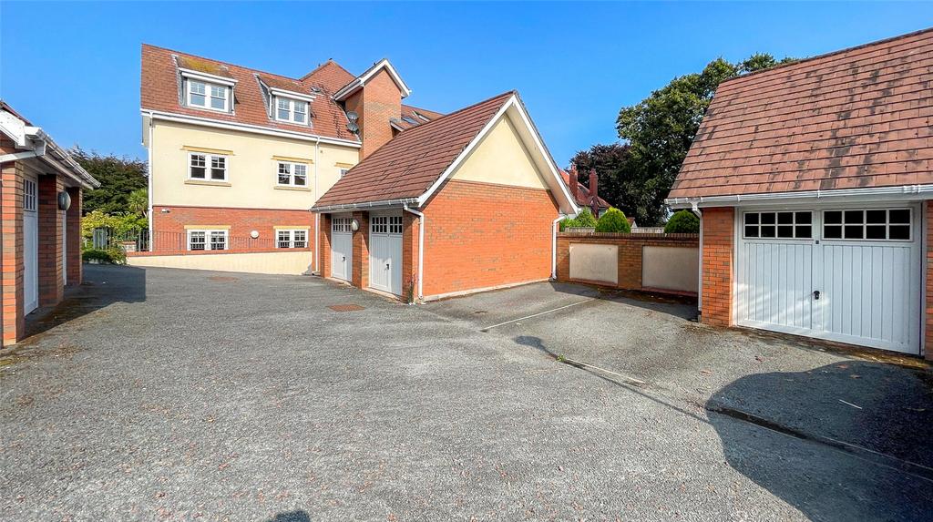 Walshaw Avenue, Colwyn Bay, Conwy, LL29 2 bed apartment for sale £299,995