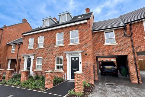 138 Armstrongs Fields, Broughton, Aylesbury, HP22 7BX