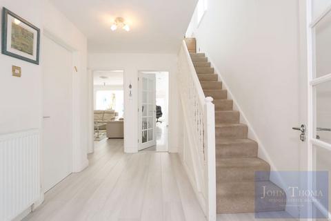 3 bedroom semi-detached house for sale, View Close, Chigwell IG7