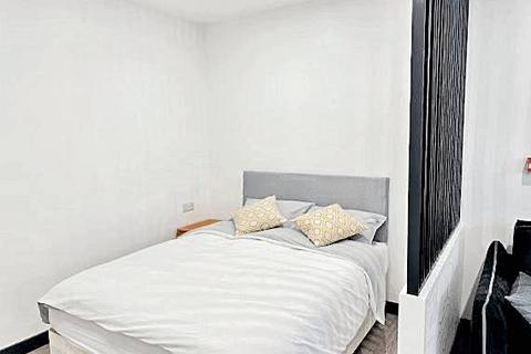 Studio to rent, Stoke Newington High Street, London N16