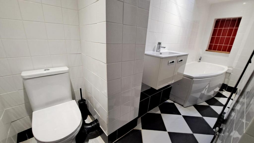 2nd view BATHROOM.jpg