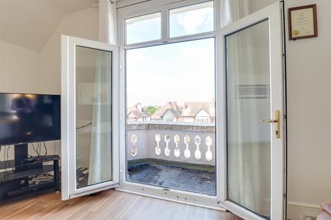 2 bedroom flat for sale, Crowstone Road, Westcliff-On-Sea SS0