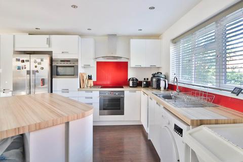 19 Virginia Close, New Malden, KT3 3RB
