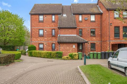 1 bedroom flat for sale, Farriers Close, Epsom KT17