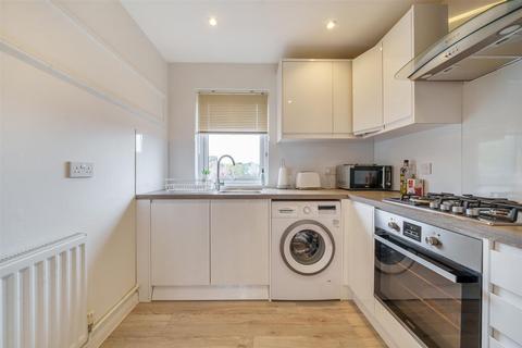 1 bedroom flat for sale, Farriers Close, Epsom KT17