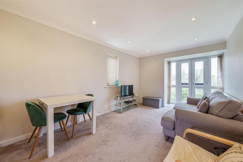 1 bedroom flat for sale, Farriers Close, Epsom KT17