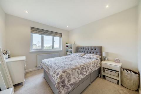 1 bedroom flat for sale, Farriers Close, Epsom KT17