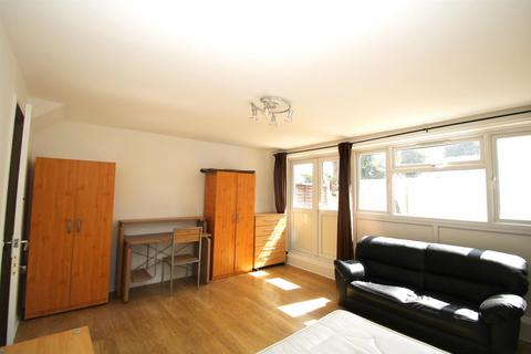 3 bedroom maisonette to rent, Whitton Walk, Addlington Road, Bow, E3