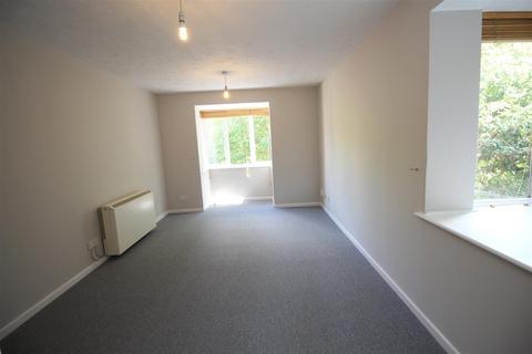 2 bedroom flat to rent, Redoubt Close, Hitchin SG4