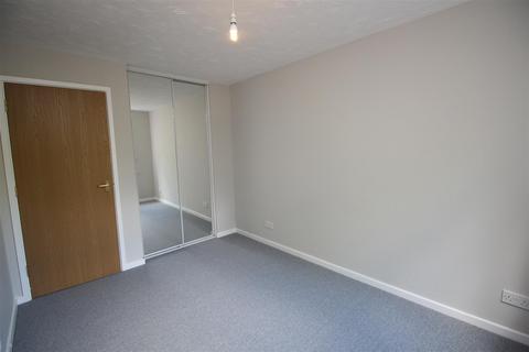 2 bedroom flat to rent, Redoubt Close, Hitchin SG4