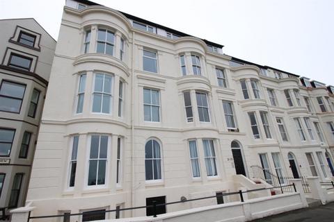 2 bedroom apartment to rent, Queens Parade, Scarborough