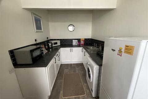 2 bedroom apartment to rent, Queens Parade, Scarborough