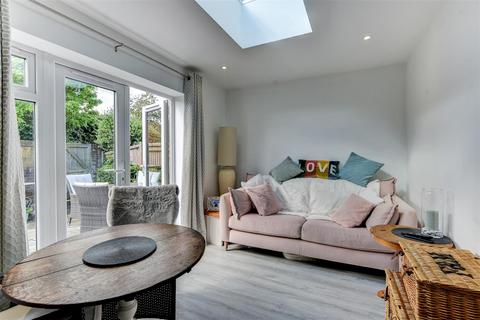 10 Henderson Walk, Steyning, BN44 3SG