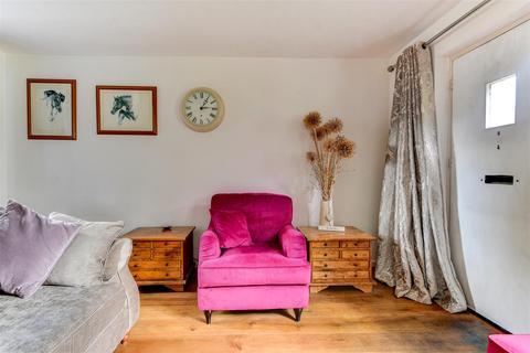 10 Henderson Walk, Steyning, BN44 3SG