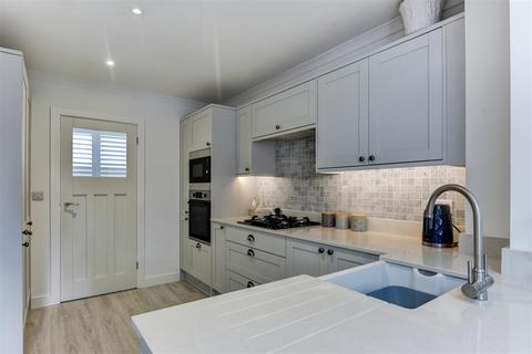 10 Henderson Walk, Steyning, BN44 3SG