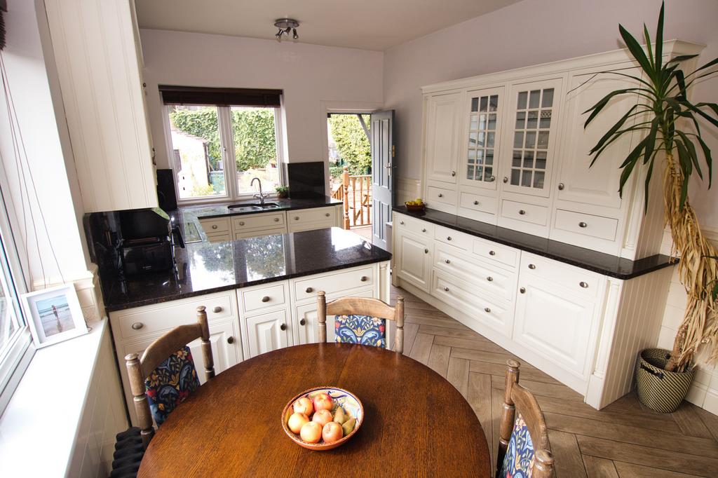 Oakwell Drive, Leeds, West Yorkshire... 6 bed semidetached house for
