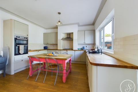 3 bedroom semi-detached house for sale, St. Martins View, Leeds