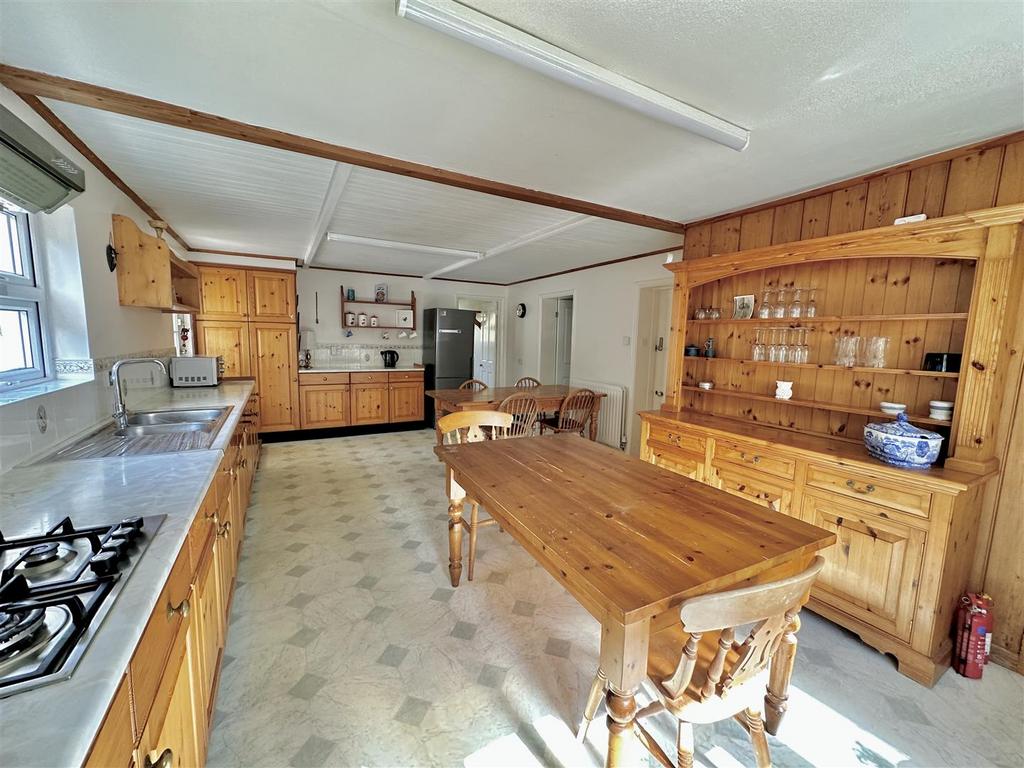 Kitchen/Dining Room: