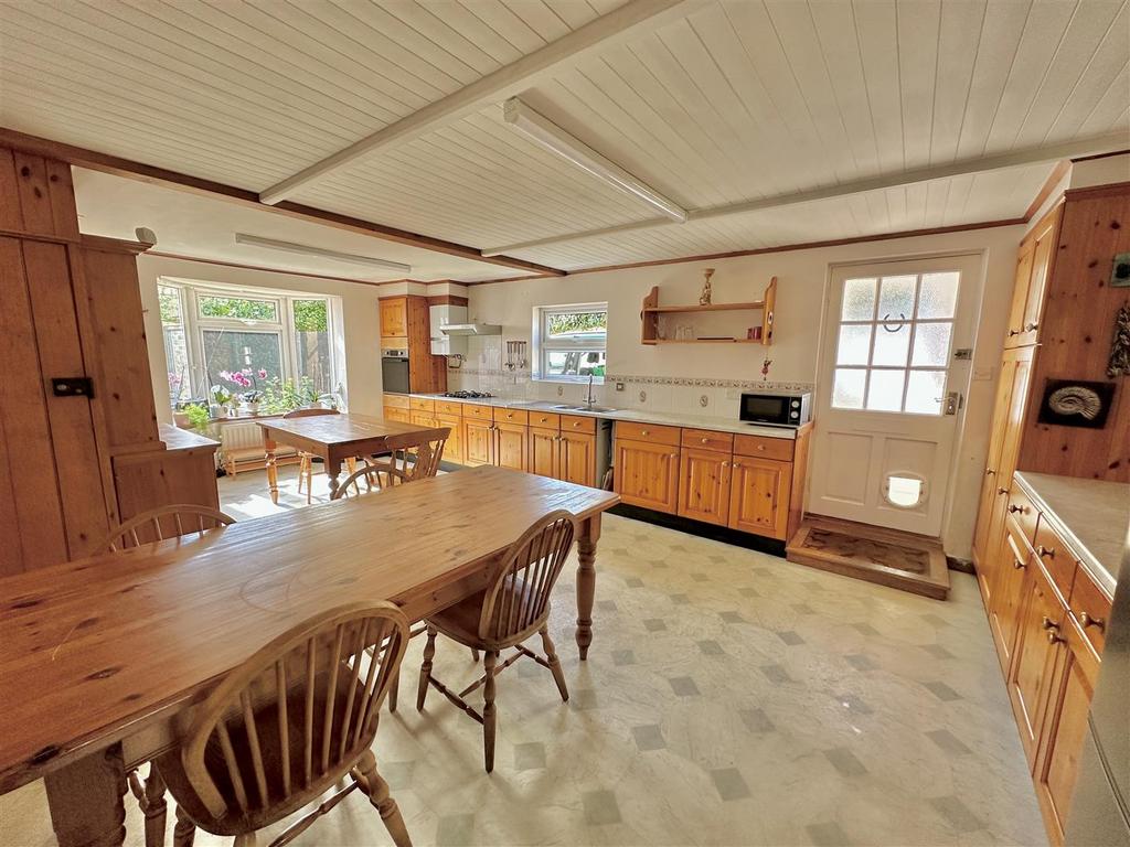 Kitchen/Dining Room: