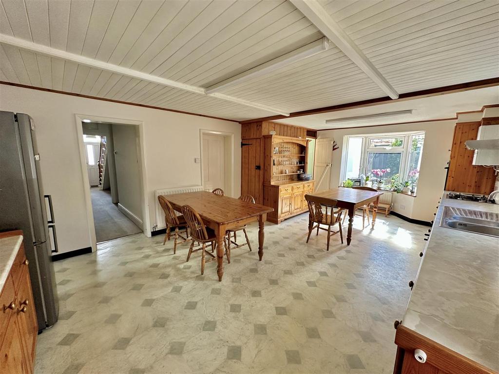 Kitchen/Dining Room: