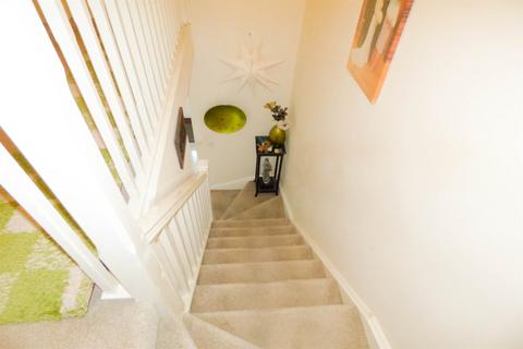 3 bedroom semi-detached house to rent, Lynwood Way, South Shields