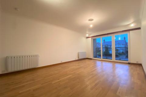 2 bedroom flat to rent, Queens Court, Perth