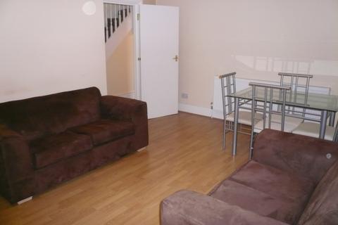 2 bedroom apartment to rent, Evelyn Road London SW19