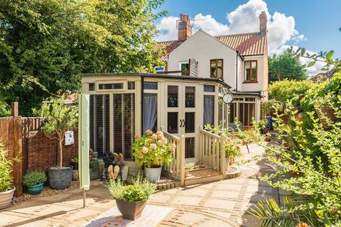 3 bedroom end of terrace house for sale, Hall Lane, Oulton