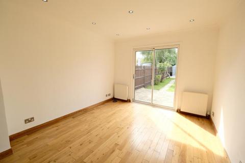 3 bedroom terraced house to rent, Burlington Rise, East Barnet