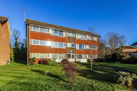 2 bedroom flat to rent, Master Close, Oxted