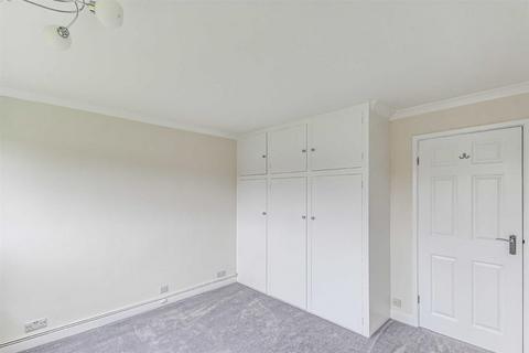 2 bedroom flat to rent, Master Close, Oxted