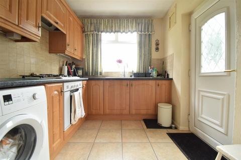 3 bedroom semi-detached house to rent, Hallcroft Drive, Wakefield WF4