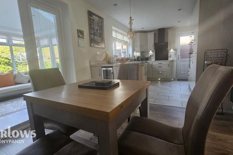 4 Parc Afon, Tonypandy, CF40 1JP