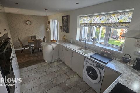 4 Parc Afon, Tonypandy, CF40 1JP