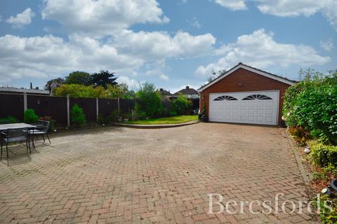 2 bedroom bungalow for sale, Cambridge Avenue, Gidea Park, RM2