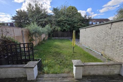 3 bedroom terraced house to rent, Flamstead End Road, Cheshunt, EN8