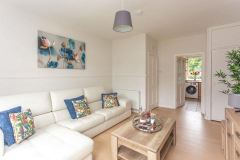 10/4 Redbraes Place, Edinburgh, EH7 4LL